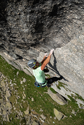 C.A.M.P. Ikon - Matteo De Zaiacomo in action wearing the climbing helmet C.A.M.P. Ikon