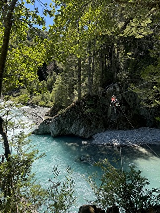 El Cohete, Rio Turbio IV, Patagonia, Argentina, Julia Cassou, Rocío Rodríguez Guiñazú, Fay Manners, Caroline North, Belén Prados - Rio Turbio IV (Patagonia): on the Tyrolean traverse prior to the first ascent of 'Apollo 13' on El Cohete