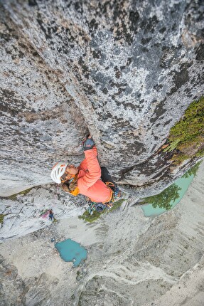 El Cohete, Rio Turbio IV, Patagonia, Argentina, Julia Cassou, Rocío Rodríguez Guiñazú, Fay Manners, Caroline North, Belén Prados - 'Apollo 13' on El Cohete, Rio Turbio IV (Patagonia): Caro North free climbing P12, following the slab you get to a nice flake and then a chimney on the side of the headwall - 6b 