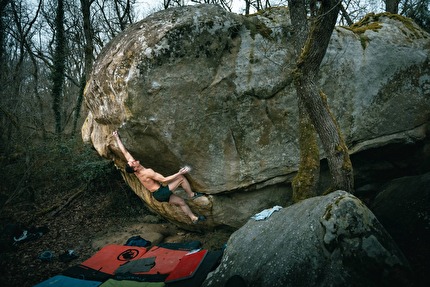 Adam Ondra Fontainebleau - Adam Ondra boulder a Fontainebleau, febbraio 2025