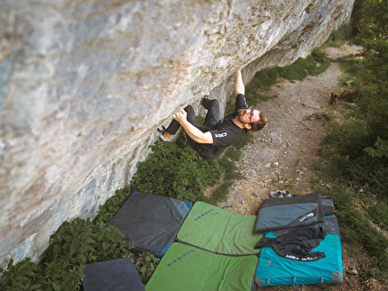 Will Bosi establishes the 9A boulder problem 'Realm of Tor’ment' at Raven Tor
