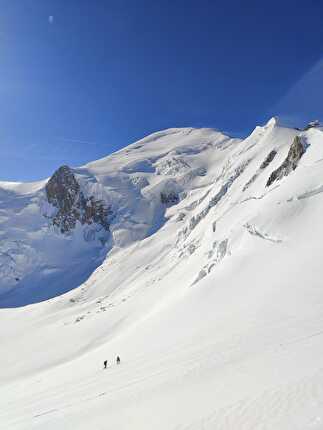 CrossAlps attraversa la Valle d'Aosta mentre un team sale in cima al Monte Bianco