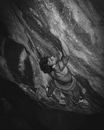 Yannick Flohé flashes 'Foundations Edge', 8C boulder at Fionnay
