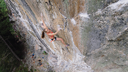 Eva Hammelmüller controls 'Crise de Panique' (8c+)