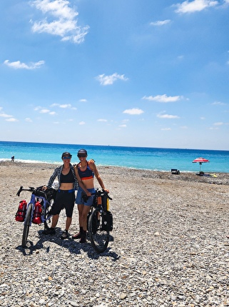 South 6, Aurélia Lanoë, Silvia Loreggian - Aurélia Lanoë and Silvia Loreggian at the beach at Vengimiglia, setting off on their project South 6 South 6, Aurélia Lanoë, Silvia Loreggian - Aurélia Lanoë and Silvia Loreggian at the beach at Vengimiglia, setting off on their project South 6