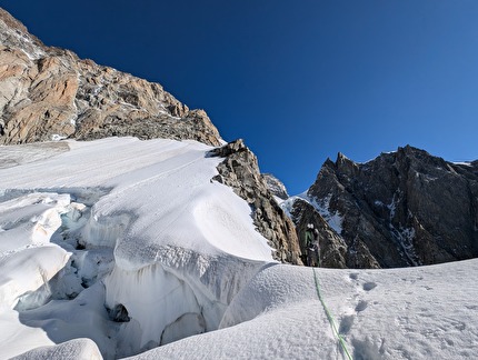 South 6, Aurélia Lanoë, Silvia Loreggian - Approaching the Eccles bivouac, Mont Blanc South 6, Aurélia Lanoë, Silvia Loreggian - Approaching the Eccles bivouac, Mont Blanc