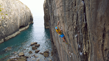 Siebe Vanhee flashes Muy Caliente, E9 trad at Pembroke in Wales