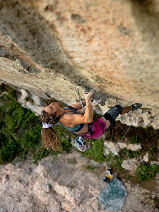 Claudia Ghisolfi chiude Trip tik tonik (9a) nelle Gorges Du Loup