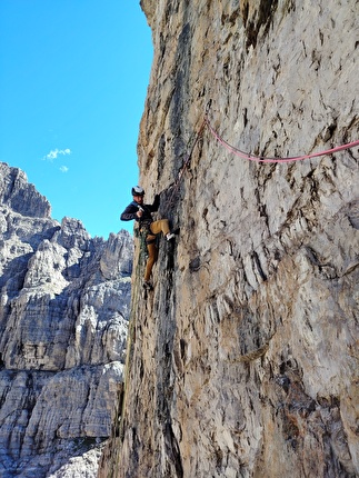 Al Campanile di Val Montanaia nelle Dolomiti Friulane Fabio De Cesero e Luca Vallata aprono La Poderosa
