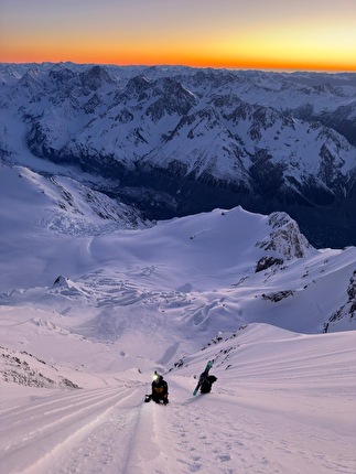 Aoraki / Mt Cook New Zealand, Ross Hewitt, Will Rowntree, Sam Smoothy - Sam Smoothy and Ross Hewitt making the first ski descent of the 'Jones Route' on the east face of Aoraki / Mt Cook, New Zealand on 01/11/2025 Aoraki / Mt Cook New Zealand, Ross Hewitt, Will Rowntree, Sam Smoothy - Sam Smoothy and Ross Hewitt making the first ski descent of the 'Jones Route' on the east face of Aoraki / Mt Cook, New Zealand on 01/11/2025