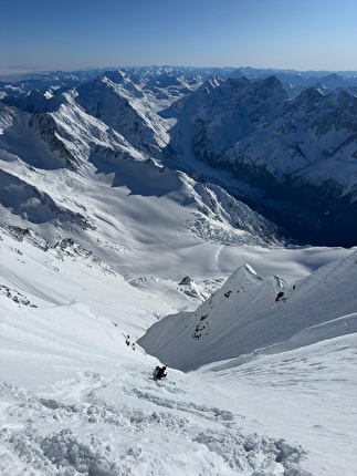 Aoraki / Mt Cook New Zealand, Ross Hewitt, Will Rowntree, Sam Smoothy - Ross Hewitt making the first ski descent of the 'Jones Route' on the east face of Aoraki / Mt Cook, New Zealand on 01/11/2025 Aoraki / Mt Cook New Zealand, Ross Hewitt, Will Rowntree, Sam Smoothy - Ross Hewitt making the first ski descent of the 'Jones Route' on the east face of Aoraki / Mt Cook, New Zealand on 01/11/2025