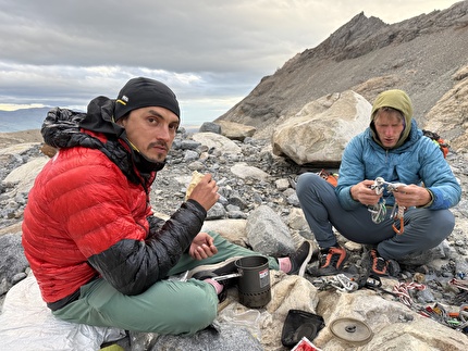 Fitz Roy Patagonia BASE jump, Boris Egorov, Konstantin Jäämurd, Vladimir Murzaev - Climbing 'Royal Flush' prior to the first BASE jump off Fitz Roy (Cerro Chaltén) in Patagonia (Boris Egorov, Konstantin Jäämurd, Vladimir Murzaev 07/01/2026) Fitz Roy Patagonia BASE jump, Boris Egorov, Konstantin Jäämurd, Vladimir Murzaev - Climbing 'Royal Flush' prior to the first BASE jump off Fitz Roy (Cerro Chaltén) in Patagonia (Boris Egorov, Konstantin Jäämurd, Vladimir Murzaev 07/01/2026)