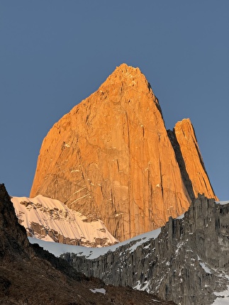 Fitz Roy Patagonia BASE jump, Boris Egorov, Konstantin Jäämurd, Vladimir Murzaev - Climbing 'Royal Flush' prior to the first BASE jump off Fitz Roy (Cerro Chaltén) in Patagonia (Boris Egorov, Konstantin Jäämurd, Vladimir Murzaev 07/01/2026) Fitz Roy Patagonia BASE jump, Boris Egorov, Konstantin Jäämurd, Vladimir Murzaev - Climbing 'Royal Flush' prior to the first BASE jump off Fitz Roy (Cerro Chaltén) in Patagonia (Boris Egorov, Konstantin Jäämurd, Vladimir Murzaev 07/01/2026)