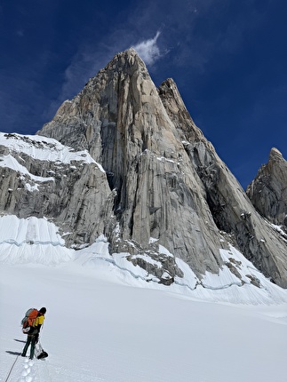 Fitz Roy Patagonia BASE jump, Boris Egorov, Konstantin Jäämurd, Vladimir Murzaev - Climbing 'Royal Flush' prior to the first BASE jump off Fitz Roy (Cerro Chaltén) in Patagonia (Boris Egorov, Konstantin Jäämurd, Vladimir Murzaev 07/01/2026) Fitz Roy Patagonia BASE jump, Boris Egorov, Konstantin Jäämurd, Vladimir Murzaev - Climbing 'Royal Flush' prior to the first BASE jump off Fitz Roy (Cerro Chaltén) in Patagonia (Boris Egorov, Konstantin Jäämurd, Vladimir Murzaev 07/01/2026)