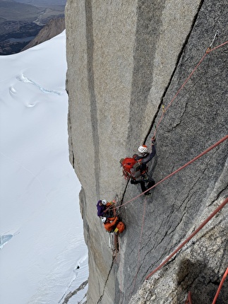 Fitz Roy Patagonia BASE jump, Boris Egorov, Konstantin Jäämurd, Vladimir Murzaev - Climbing 'Royal Flush' prior to the first BASE jump off Fitz Roy (Cerro Chaltén) in Patagonia (Boris Egorov, Konstantin Jäämurd, Vladimir Murzaev 07/01/2026) Fitz Roy Patagonia BASE jump, Boris Egorov, Konstantin Jäämurd, Vladimir Murzaev - Climbing 'Royal Flush' prior to the first BASE jump off Fitz Roy (Cerro Chaltén) in Patagonia (Boris Egorov, Konstantin Jäämurd, Vladimir Murzaev 07/01/2026)