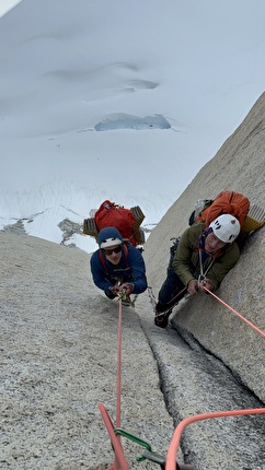 Fitz Roy Patagonia BASE jump, Boris Egorov, Konstantin Jäämurd, Vladimir Murzaev - Climbing 'Royal Flush' prior to the first BASE jump off Fitz Roy (Cerro Chaltén) in Patagonia (Boris Egorov, Konstantin Jäämurd, Vladimir Murzaev 07/01/2026) Fitz Roy Patagonia BASE jump, Boris Egorov, Konstantin Jäämurd, Vladimir Murzaev - Climbing 'Royal Flush' prior to the first BASE jump off Fitz Roy (Cerro Chaltén) in Patagonia (Boris Egorov, Konstantin Jäämurd, Vladimir Murzaev 07/01/2026)