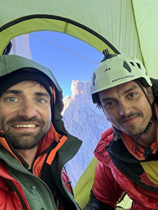 Fitz Roy Patagonia BASE jump, Boris Egorov, Konstantin Jäämurd, Vladimir Murzaev - Climbing 'Royal Flush' prior to the first BASE jump off Fitz Roy (Cerro Chaltén) in Patagonia (Boris Egorov, Konstantin Jäämurd, Vladimir Murzaev 07/01/2026) Fitz Roy Patagonia BASE jump, Boris Egorov, Konstantin Jäämurd, Vladimir Murzaev - Climbing 'Royal Flush' prior to the first BASE jump off Fitz Roy (Cerro Chaltén) in Patagonia (Boris Egorov, Konstantin Jäämurd, Vladimir Murzaev 07/01/2026)