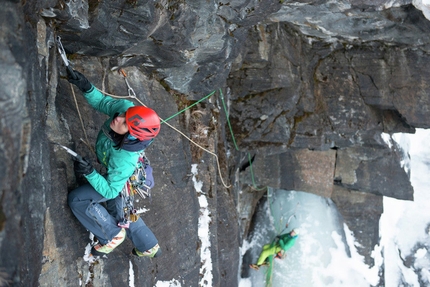 Ines Papert - Ines Papert durante la prima salita di Finnmannen (M9+ WI7, 400m) effettuata assieme a Bent Vidar Eilertsen sull'isola di Senja, Norvegia