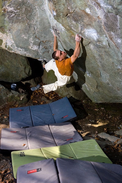 Gioia - Varazze - Christian Core climbing Gioia, 8c boulder, Antro dei druidi, Potala di Varazze (Italy)