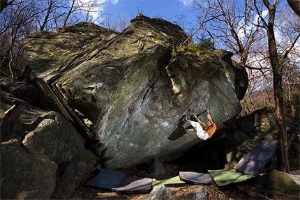 Gioia - Varazze - Christian Core climbing Gioia, 8c boulder, Antro dei druidi, Potala di Varazze (Italy)