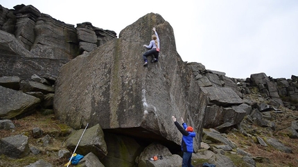 Mina Leslie-Wujastyk e la prima salita femminile di Careless Torque a Stanage