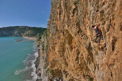 Capo Palinuro, falesia di Spiaggia Della Molpa