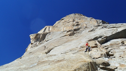 Ak-su Valley, Pamir Alay, Kirghizistan - Perestroicrack, Pik Slesova (Russian Tower) 4240m, primo tiro