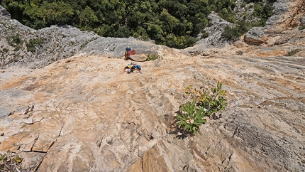 Rotolando verso Sud... l'arrampicata nella Gola di Frasassi e al Monte Pertuso, Costiera Amalfitana