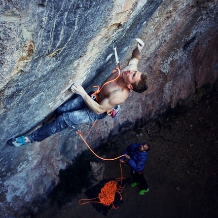 Magnus Midtbø climbing Jungle Speed at Siurana