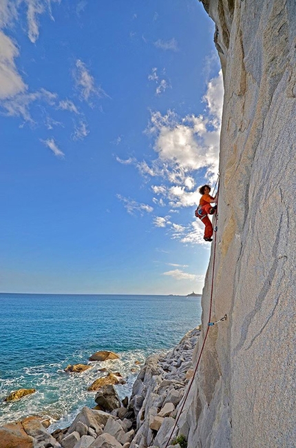 Cala Usai, Villasimius, Sardegna - Cecilia Marchi sulla via Yawl 7a+ nella falesia di Cala Usai, Villasimius, Sardegna