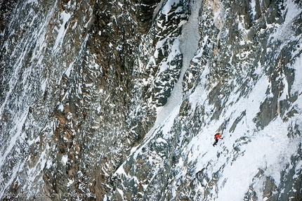 Dani Arnold climbs Matterhorn Schmid route in 1:46