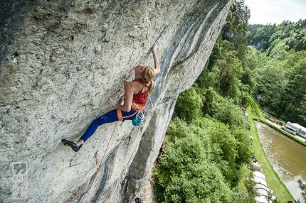 Lena Herrmann climbs Frankenjura's Klondike Cat 8c