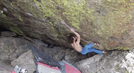 Adam Ondra flashes 8B+ boulder with Jade at RMNP