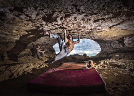 Chris Sharma libera difficile boulder a Cova de Ocell in Spagna