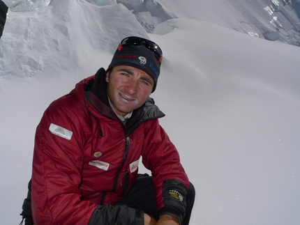 Ueli Steck sale il Gasherbrum II