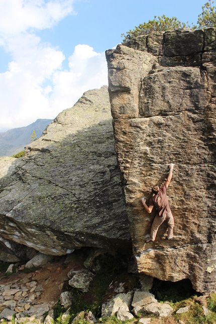 Silvretta bouldering, Austria - Alessandro Penna deciding he's Zu Jung um zu sterben (highball), Silvretta