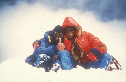 Mick Fowler e Victor Saunders salgono l'inviolata parete nord del Sersank Peak in Himalaya