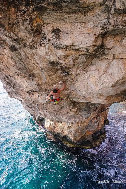 Jernej Kruder climbs Pontax, 8c DWS on Mallorca