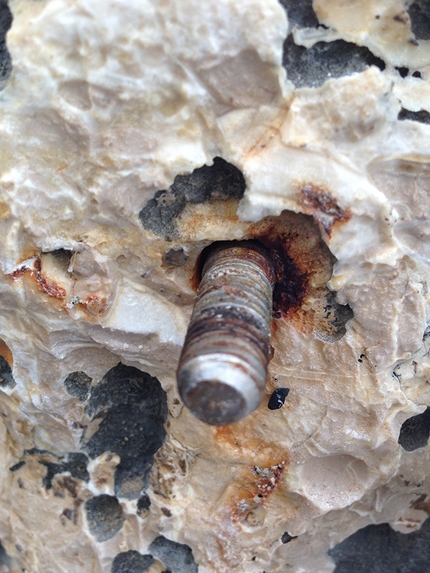 Arrampicata, chiodare, richiodare, spit - Segni di corrosione interna su materiale A2 in zona marina