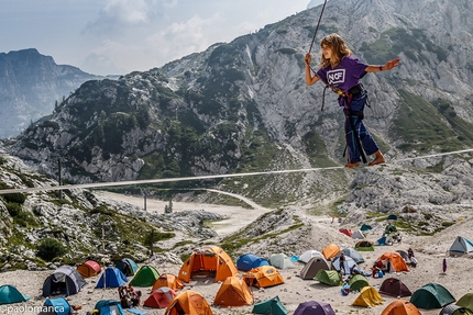 Nevee Outdoor Festival 2017, Sella Nevea - Nevee Outdoor Festival 2017: slackline sopra il campo tende vicino il rifugio Gilberti, al margine della conca di Prevala 