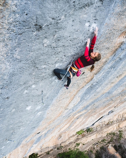 Margo Hayes first female ascent of Biographie 9a+ at Céüse