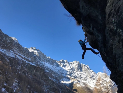 Drytooling Perrères, la nuova falesia dry tooling a Valtournenche