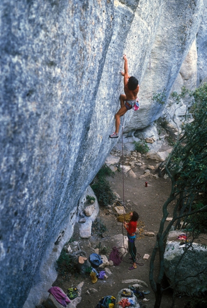 Buoux - Laurent Jacob, assicurato da Luisa Iovane, sale Le nuit de lézard 8a+, nel settore Face Ouest a Buoux nel 1986.