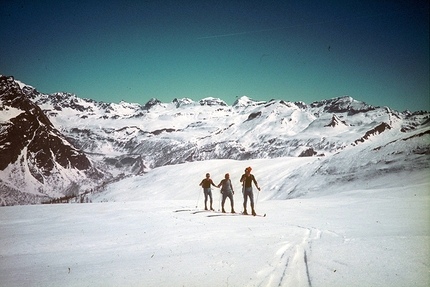 Der Lange Weg, Red Bull - Der Lange Weg: il 21 marzo 1971 gli alpinisti austriaci Robert Kittl, Klaus Hoi, Hansjörg Farbmacher e Hans Mariacher partirono da Reichenau an der Rax, nella Bassa Austria, per attraversare la catena principale delle Alpi da est a ovest. Destinazione finale: le Alpi Marittime e la località costiera francese di Nizza.