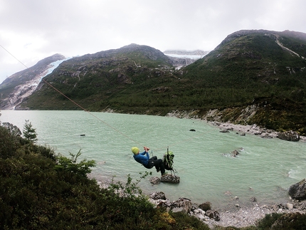 Cerro Riso Patron Sud, Patagonia, Matteo Della Bordella, Silvan Schüpbach - Matteo Della Bordella attraversa il grande fiume durante l'avvicinamento al Cerro Riso Patron Sud Patagonia: 
