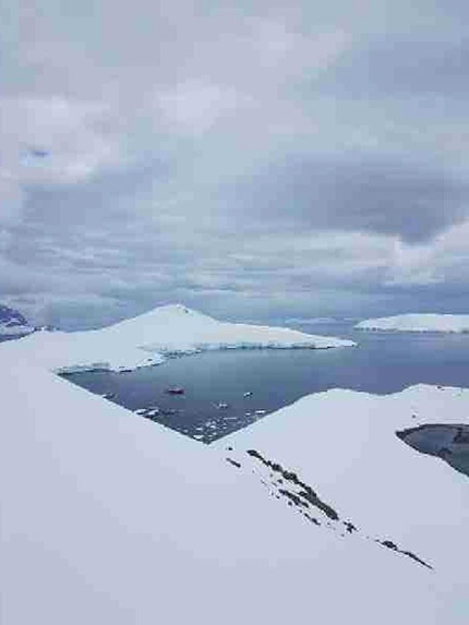 Progetto Antartide, Manuel Lugli - Scialpinismo lungo la frastagliata costa della penisola Antartica 