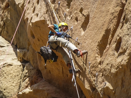 Etiopia, la scalata alla chiesa rupestre di Maryam Dengelat - Elisabetta Galli attrezza la via di salita