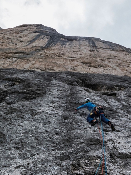 Monte Agner, Dolomiti - Agner parete NE Diretta 4 Gatti: Marco Toldo sul primo tiro