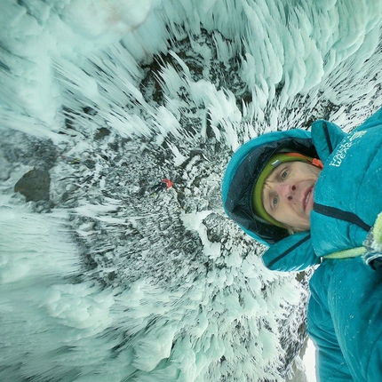 Tim Emmett e Klemen Premrl su Mission To Mars nelle Helmcken Falls in Canada