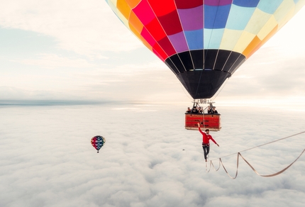 Banff Mountain Film Festival World Tour 2023 - Walking on Clouds di Renan Kamizi